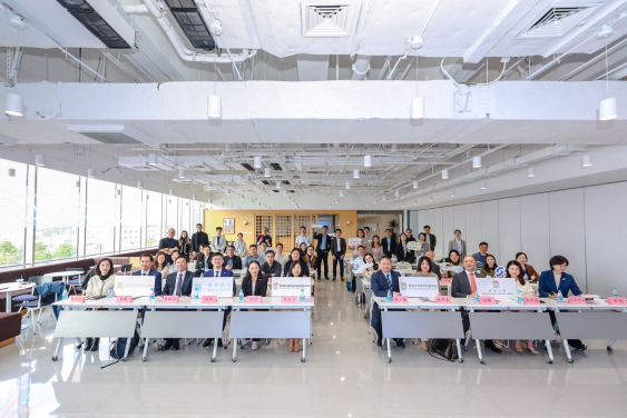 The research teams of the MedTech Hackathon GBA 2026, together with all guests, participate in the ceremony to witness the establishment of the "HKU - Suzhou Innovation Corridor".